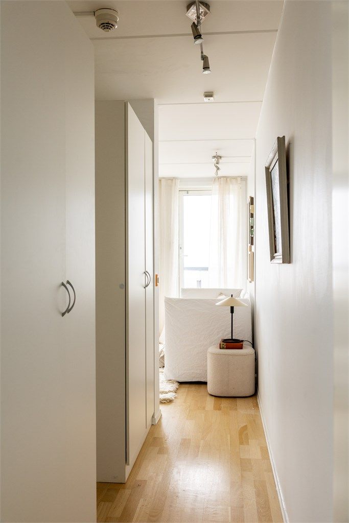 Godt med skapplass i gang mellom soverom og stue