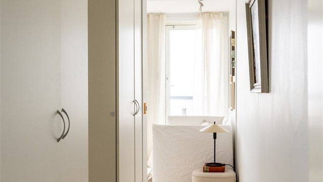 Godt med skapplass i gang mellom soverom og stue