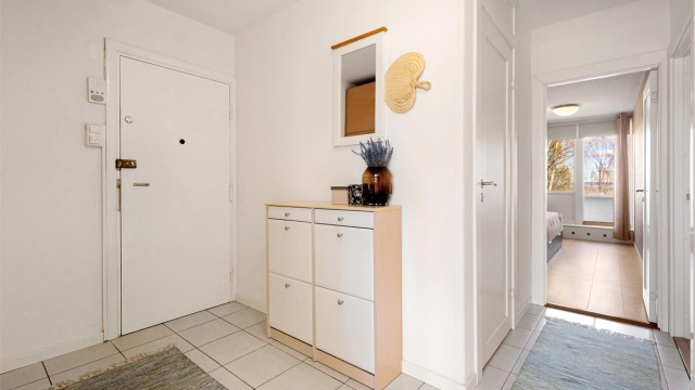 Innbydende entré med god plass for yttertøy og sko
