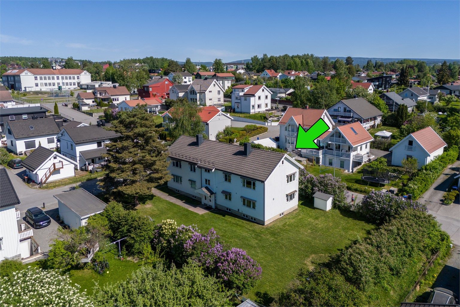 Leiligheten ligger tilbaketrukket i et boligfelt på Rollsløkka med pene grøntarealer og romslig tomt.