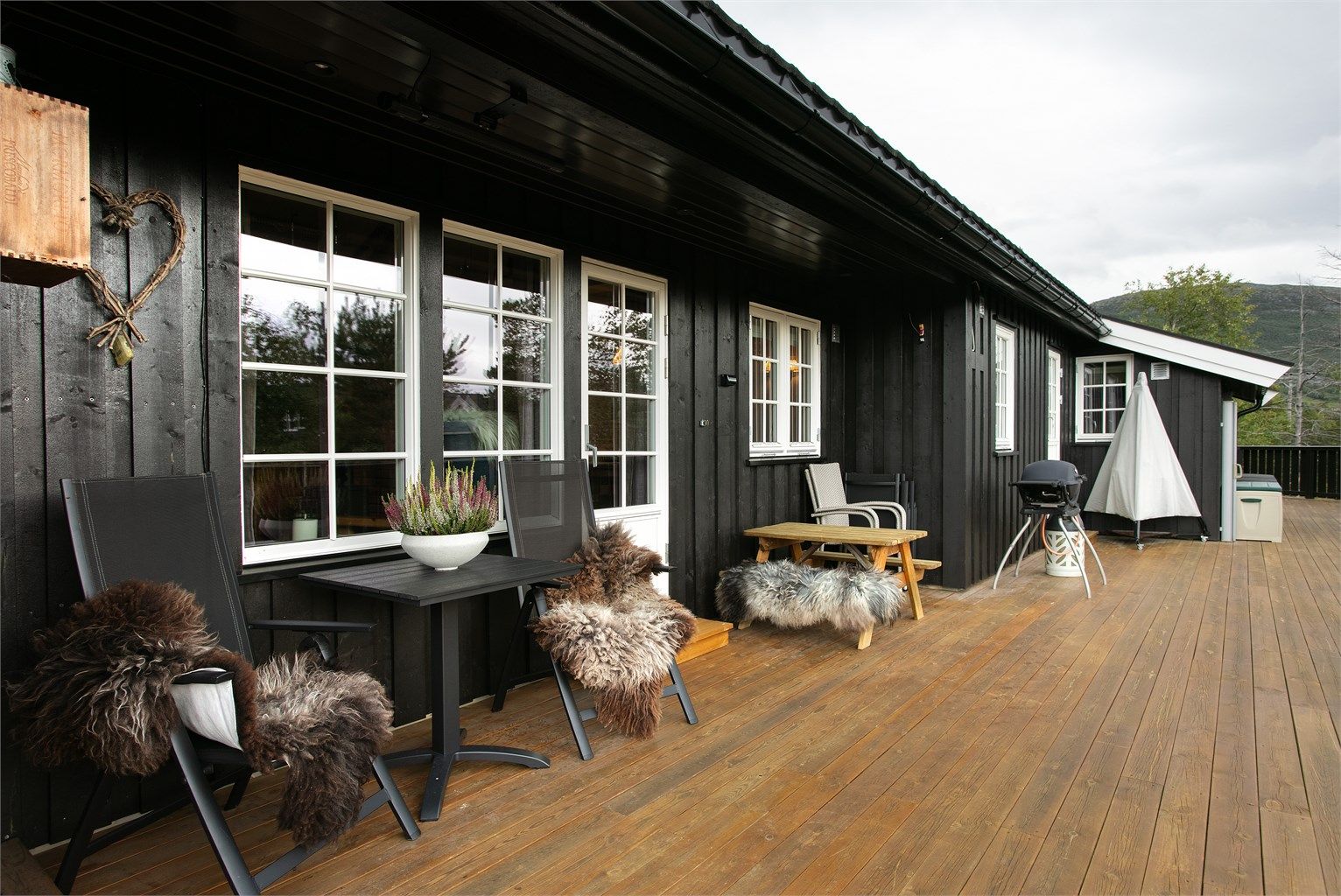 Flere møbleringsmuligheter for utendørs opphold og sosiale lag.