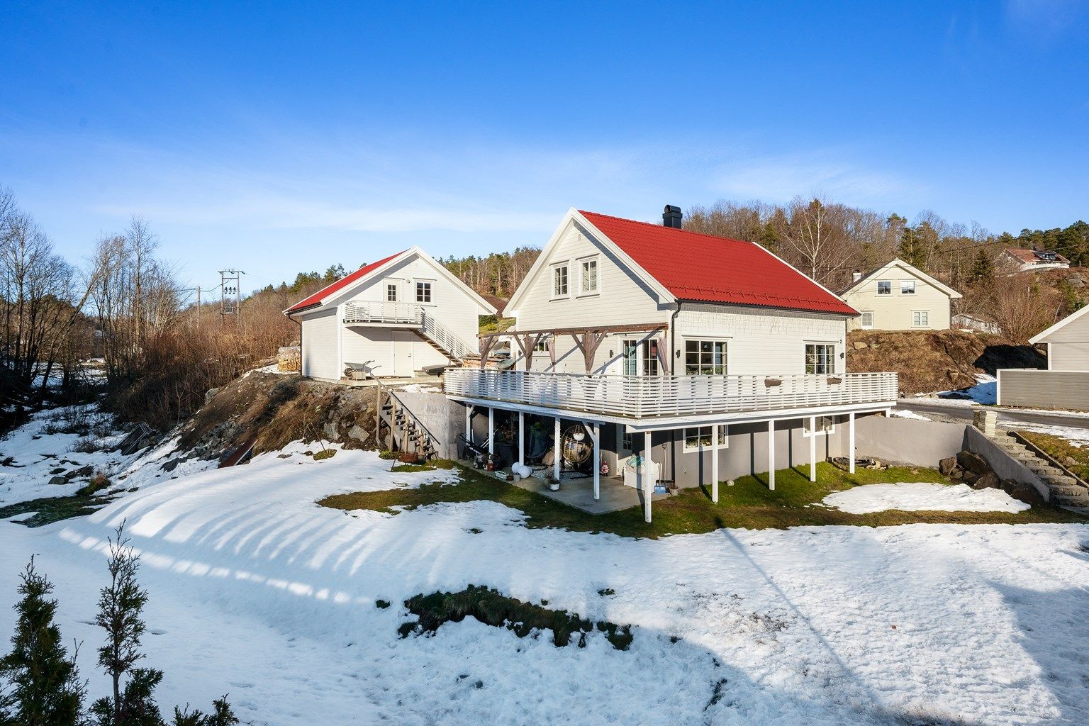 Skarvedalsveien 2 - Enebolig på stor tomt og dobbel garasje med loft