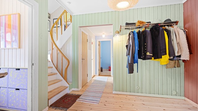 Vindfang og hall med god plass til ytterklær, sko og kanskje til og med en barnevogn?