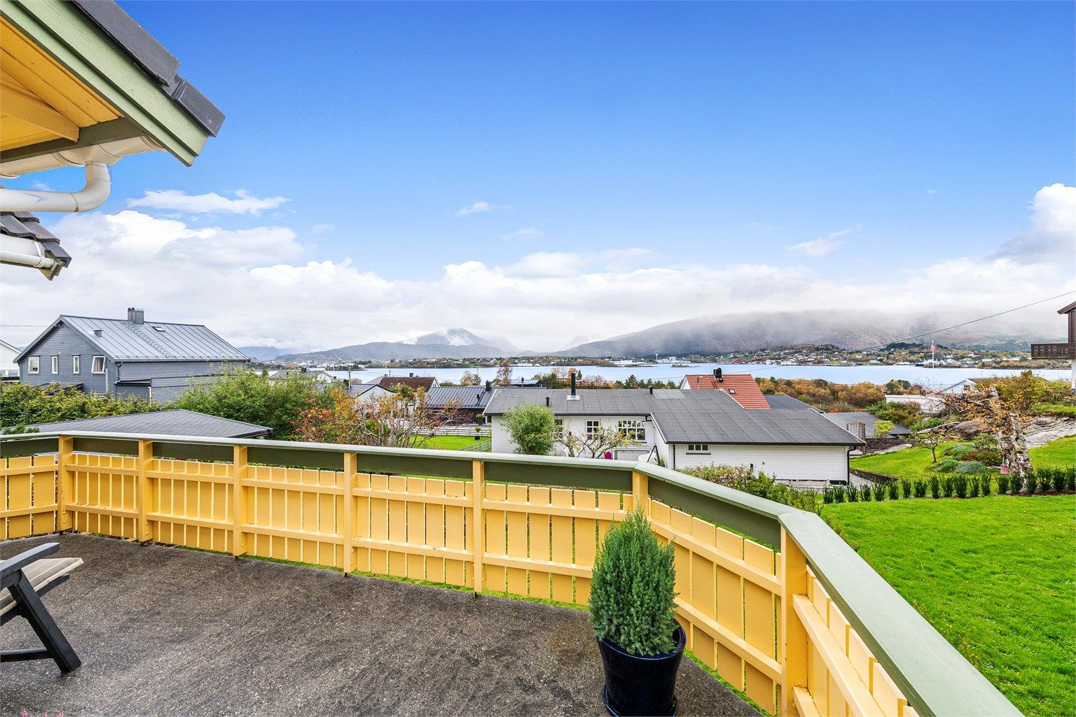 Terrasse på 26 kvm mot sydvest med flott utsikt mot fjord og fjell