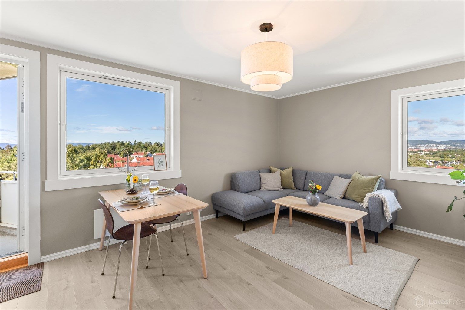 Antenneveien 9 er en lys og meget tiltalende 2-roms i 7. etasje med heis, vestvendt balkong og fantastisk utsikt.
Foto: Løvås Foto