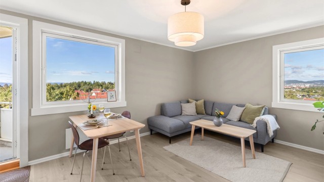 Antenneveien 9 er en lys og meget tiltalende 2-roms i 7. etasje med heis, vestvendt balkong og fantastisk utsikt.
Foto: Løvås Foto