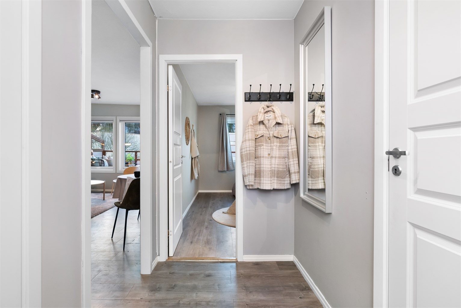 Gang/entrè med plass til oppheng av tøy. 