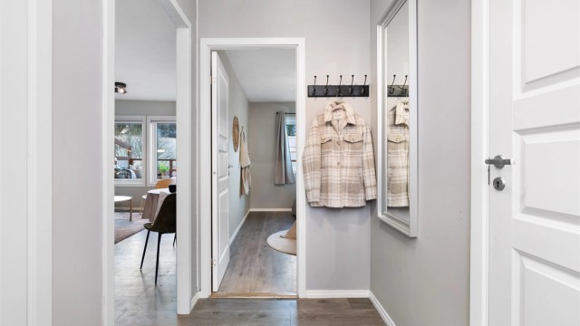 Gang/entrè med plass til oppheng av tøy.