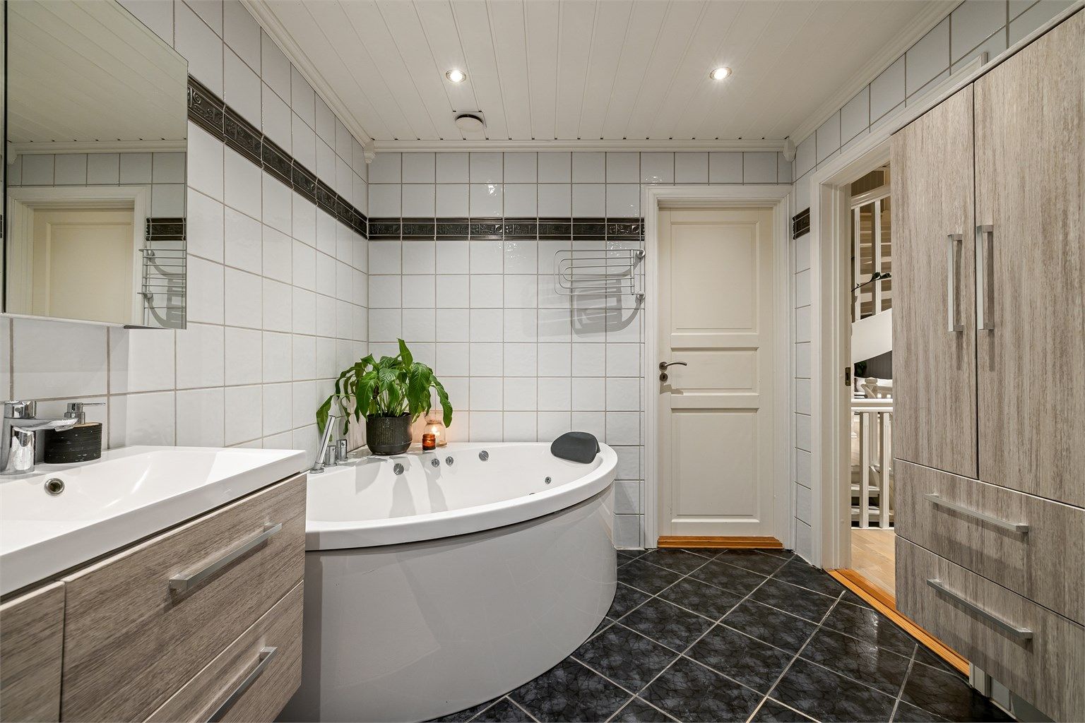 Vegg i vegg med badet finnes et nesten like stort vaskerom som også er tilgjengelig rett  fra entreen.