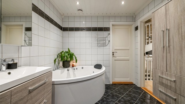 Vegg i vegg med badet finnes et nesten like stort vaskerom som også er tilgjengelig rett fra entreen.
