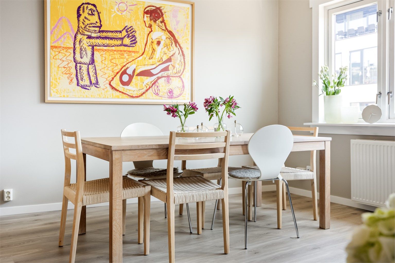 Det er god plass til stort spisebord i stuen. 