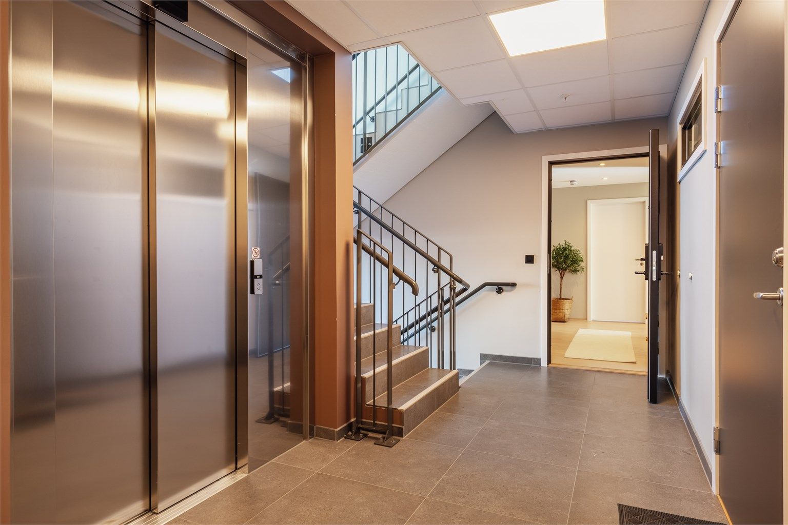 Heis rett utenfor døren gir enkel og komfortabel adkomst til leiligheten.