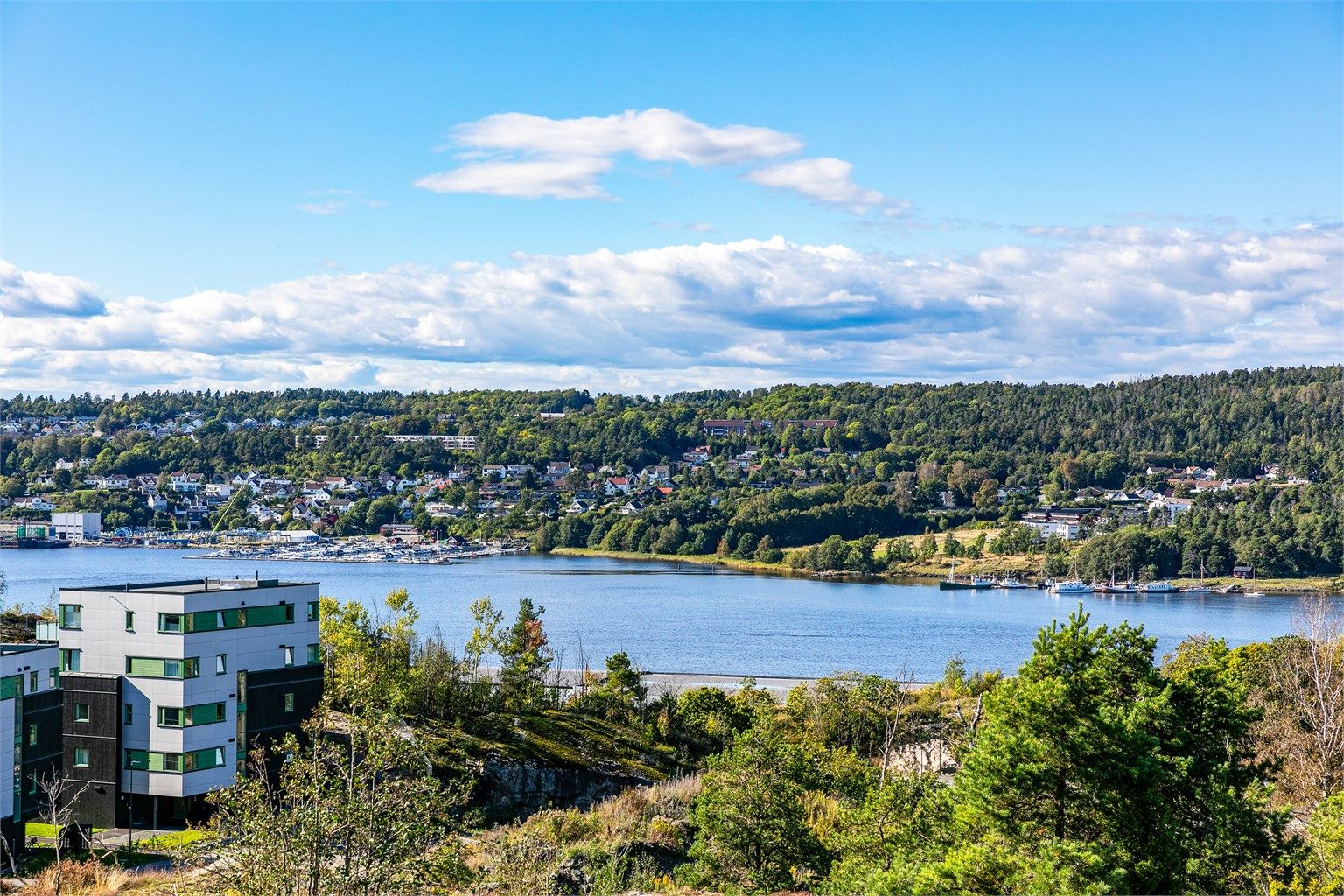 Flott utsikt sees også til Mossesundet og Jeløy i vest.