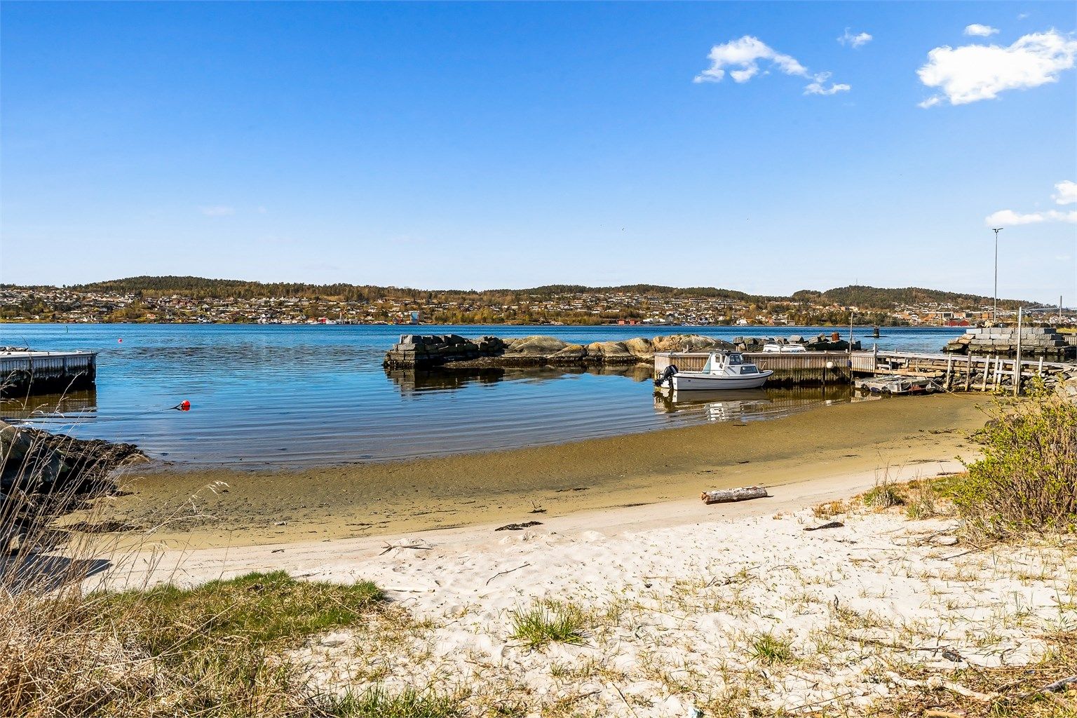 Sandøya er kjent for sine lange fine sandstrender, denne ligger rett nedenfor hytta.