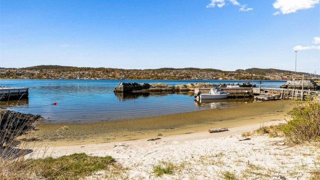 Sandøya er kjent for sine lange fine sandstrender, denne ligger rett nedenfor hytta.