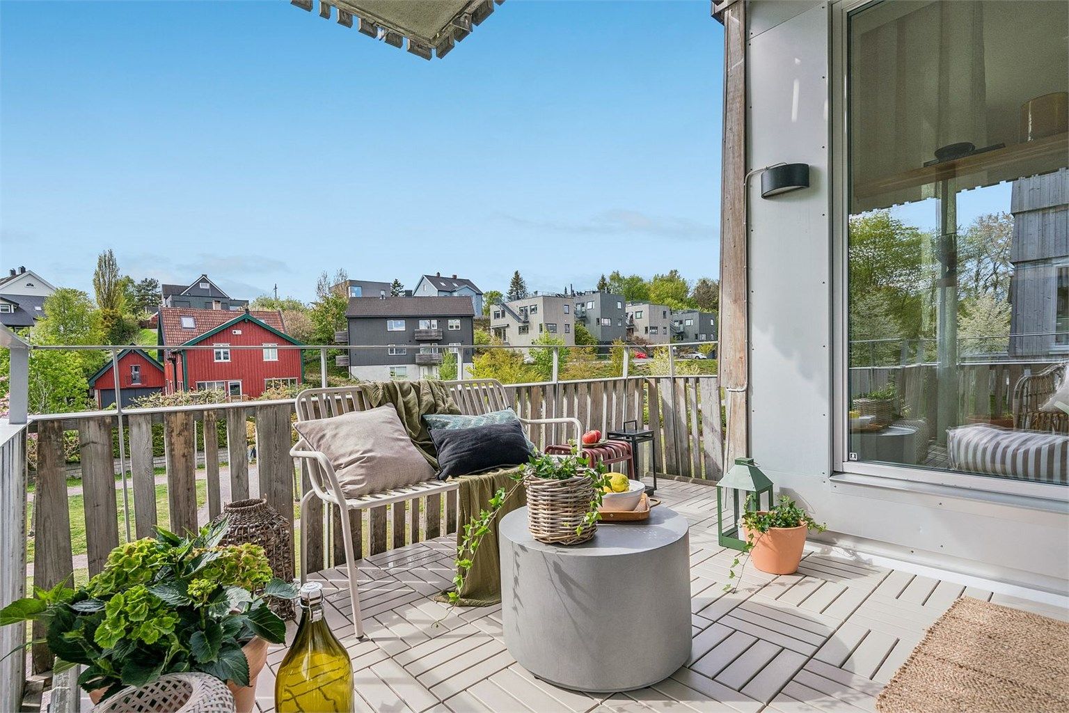 Leilighetens planløsning består av en romslig entré, stue og kjøkken i delvis åpen løsning, et baderom, to soverom og en praktisk hems med adkomst fra det ene soverommet. 
