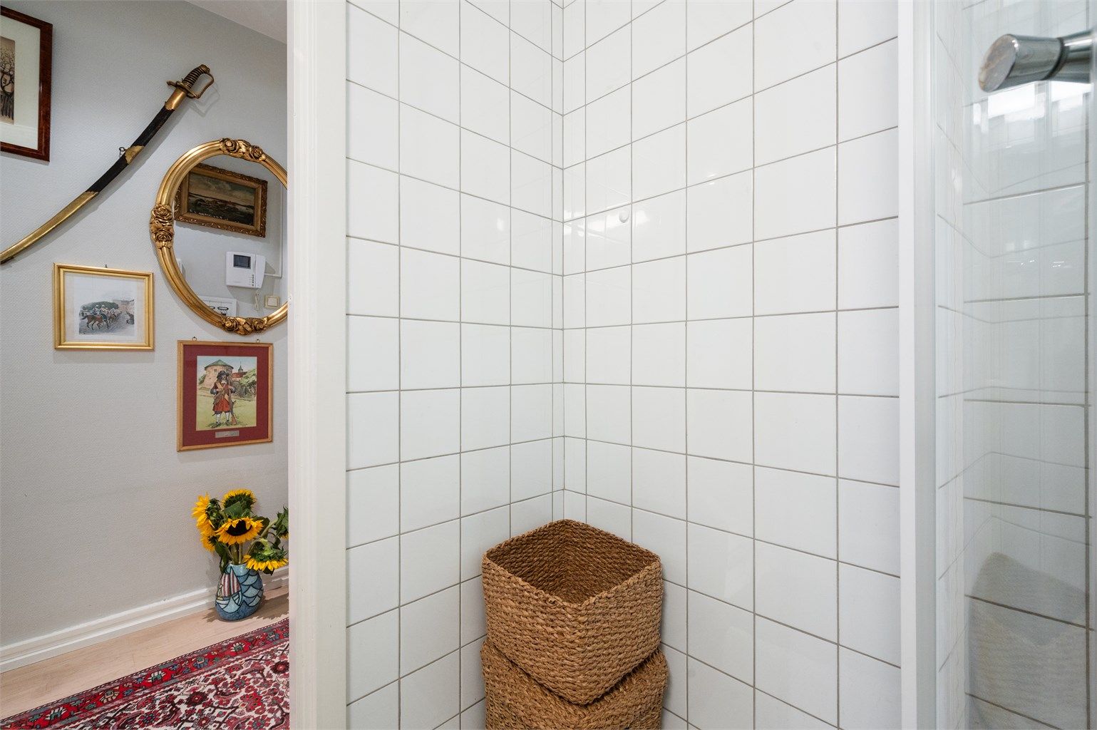 Baderommet har rikelig med plass til ytterligere oppbevaringsmøbler dersom det er ønskelig.