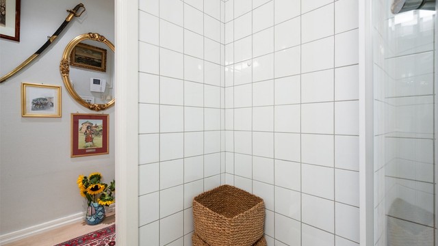 Baderommet har rikelig med plass til ytterligere oppbevaringsmøbler dersom det er ønskelig.
