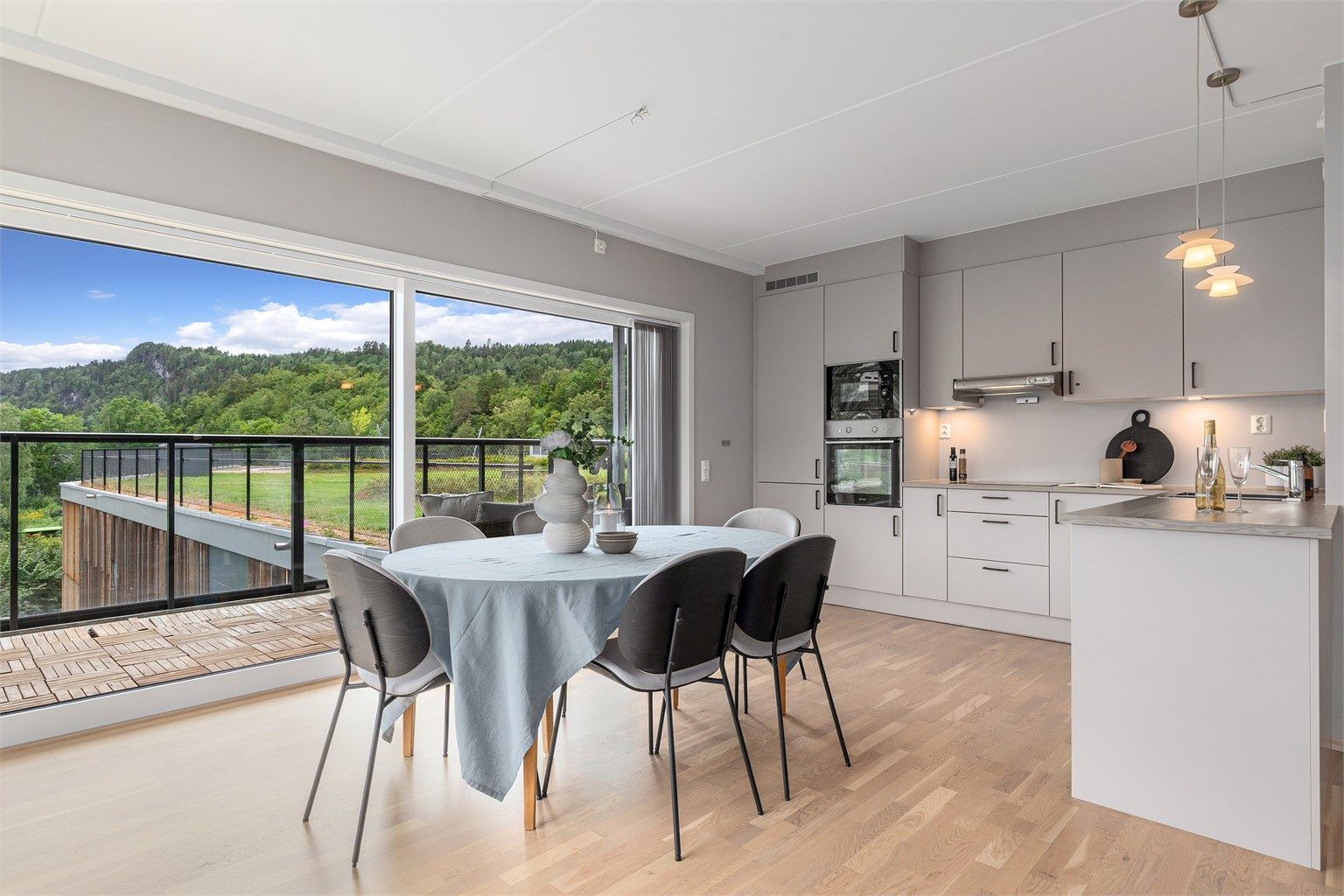 Moderne innredet kjøkken med integrerte hvitevarer