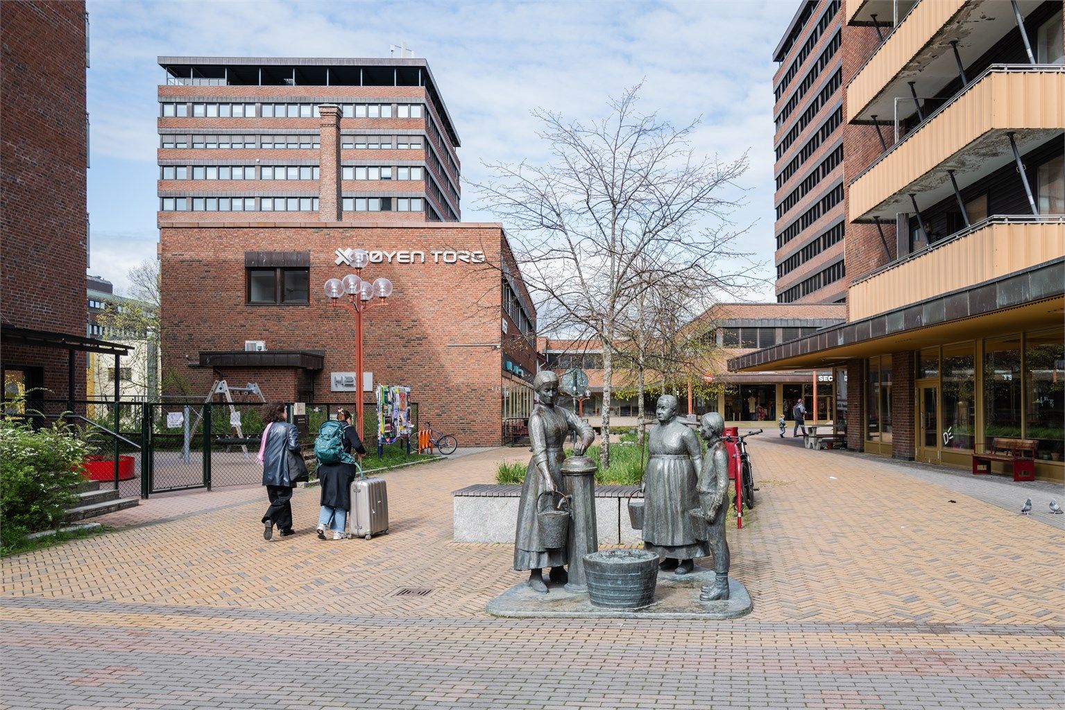 Urbane Tøyen torg byr på alt av servicetilbud. Her er det blant annet bibliotek, dagligvarehandel, blomsterbutikk, restauranter,  frisører, legekontor, apotek m.m.