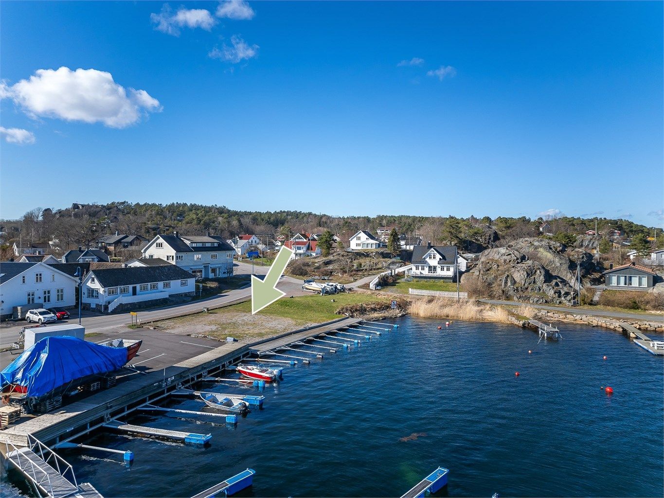 Herfra er det kun få minutters gange til badestranden, "Regnbuen". I tillegg er det ca. 150 meter, sørover til en annen barnevennlig badestrand. På marinaen som er nærmeste "nabo" finner du den populære restauranten Havhesten