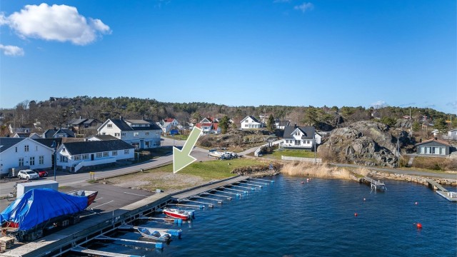 Herfra er det kun få minutters gange til badestranden, "Regnbuen". I tillegg er det ca. 150 meter, sørover til en annen barnevennlig badestrand. På marinaen som er nærmeste "nabo" finner du den populære restauranten Havhesten