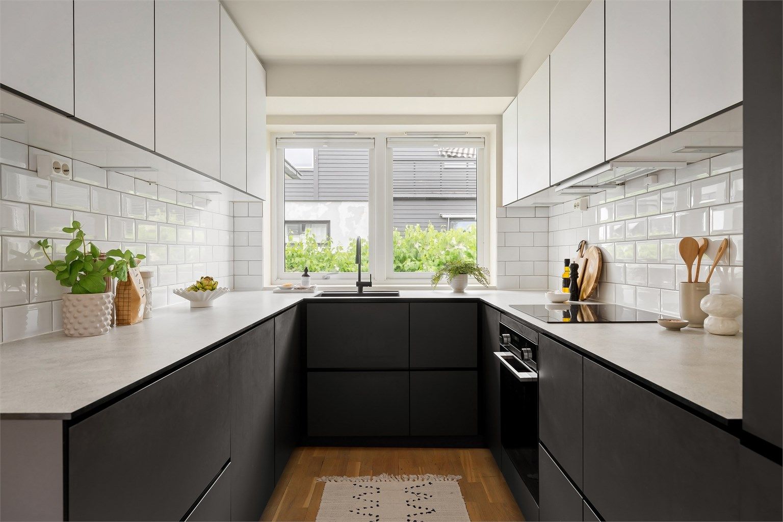 Kjøkkeninnredning fra Kvikk med slette fronter og laminatbenkeplate.