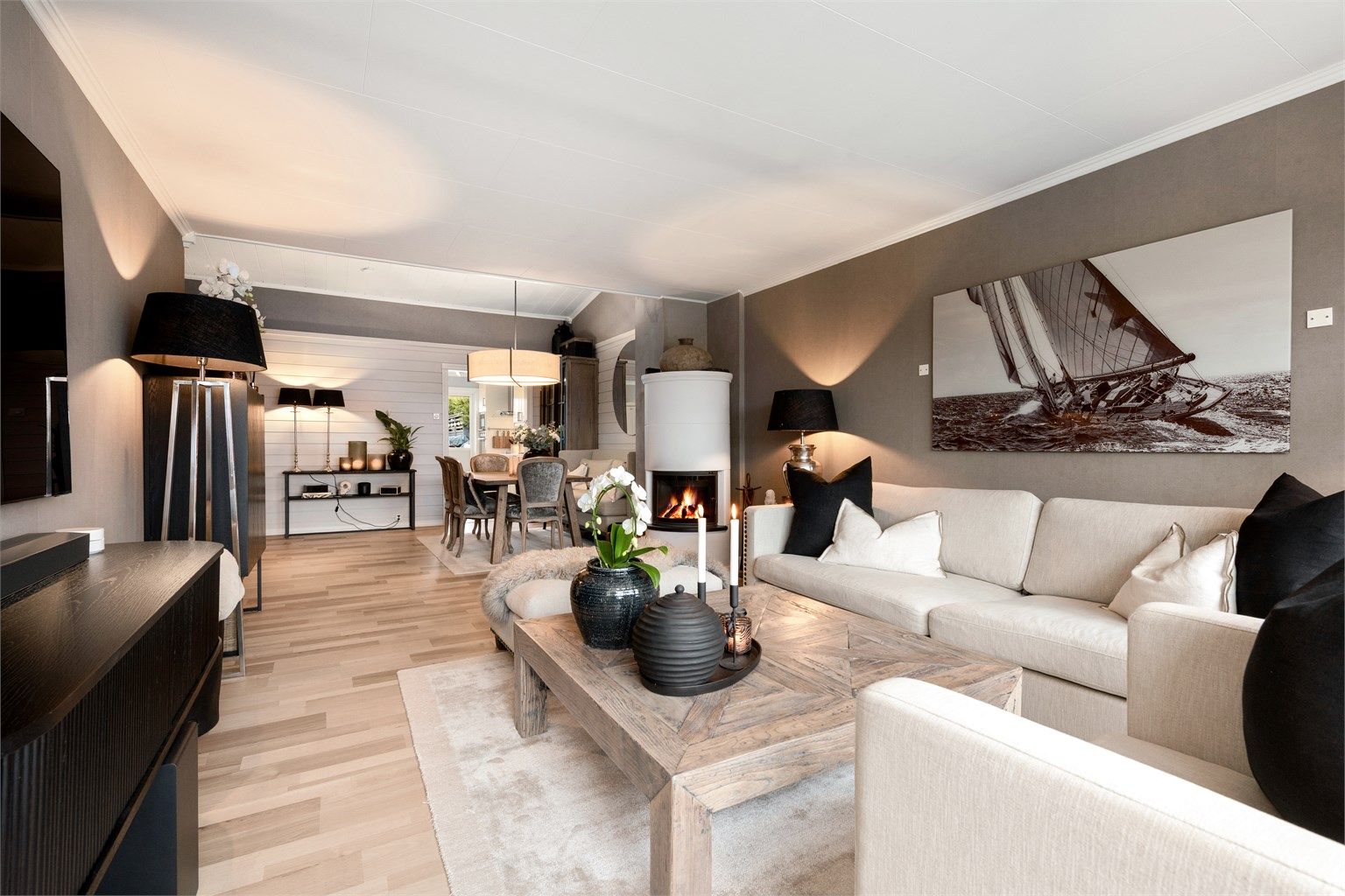 Stuen og spisestuen er i åpen løsning og dette skaper en sosial og luftig atmosfære