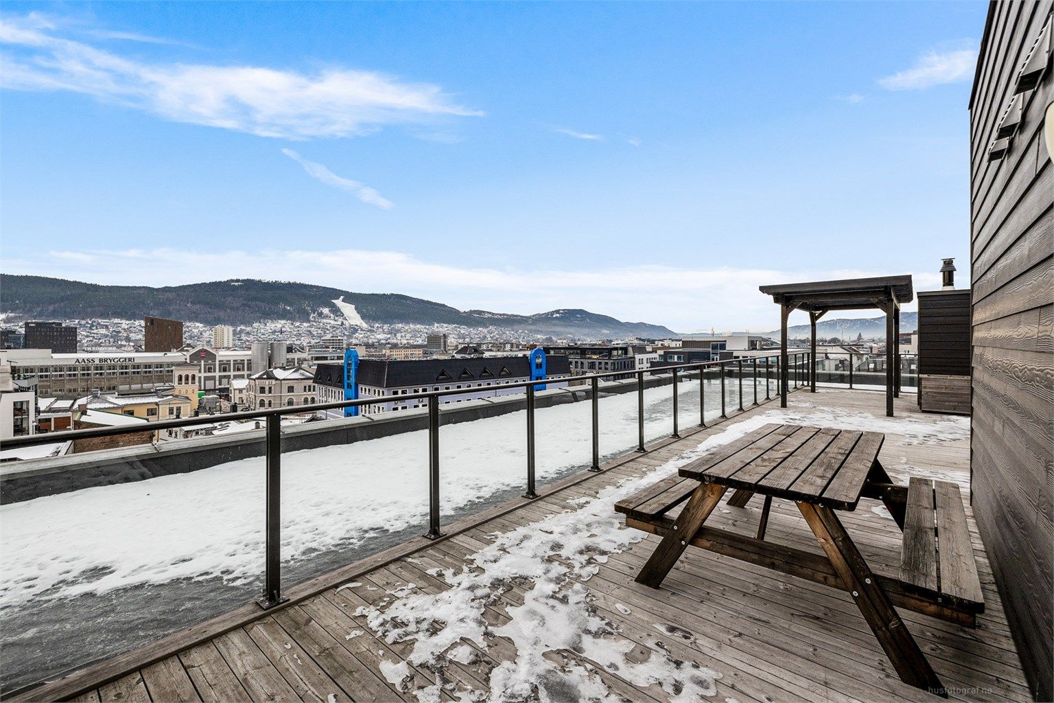 Sameiet har en stor og flott felles takterrasse med flere sitteplasser.