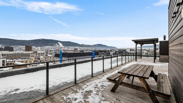 Sameiet har en stor og flott felles takterrasse med flere sitteplasser.