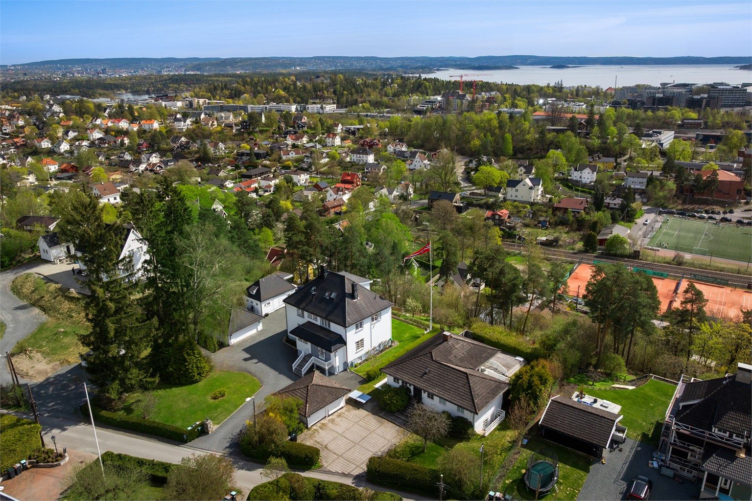 Boligen ligger rolig, barnevennlig og solrikt til med flott utsyn over nærområdet