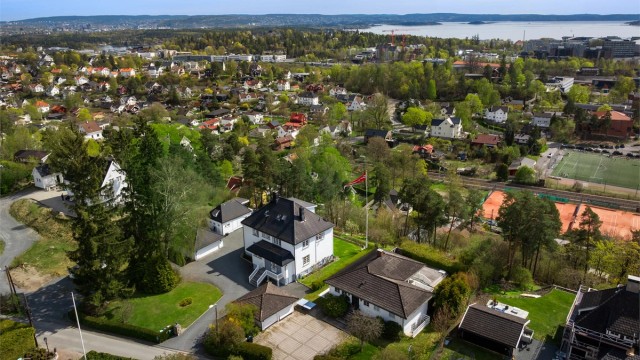 Boligen ligger rolig, barnevennlig og solrikt til med flott utsyn over nærområdet