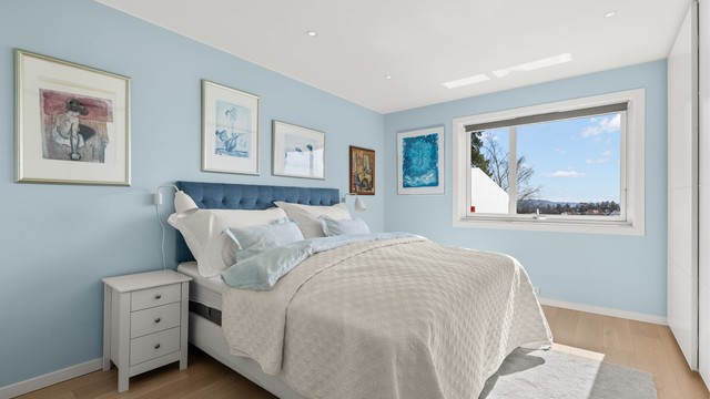 Hovedsoverommet er romslig, med plass til dobbeltseng og tilhørende møblement.