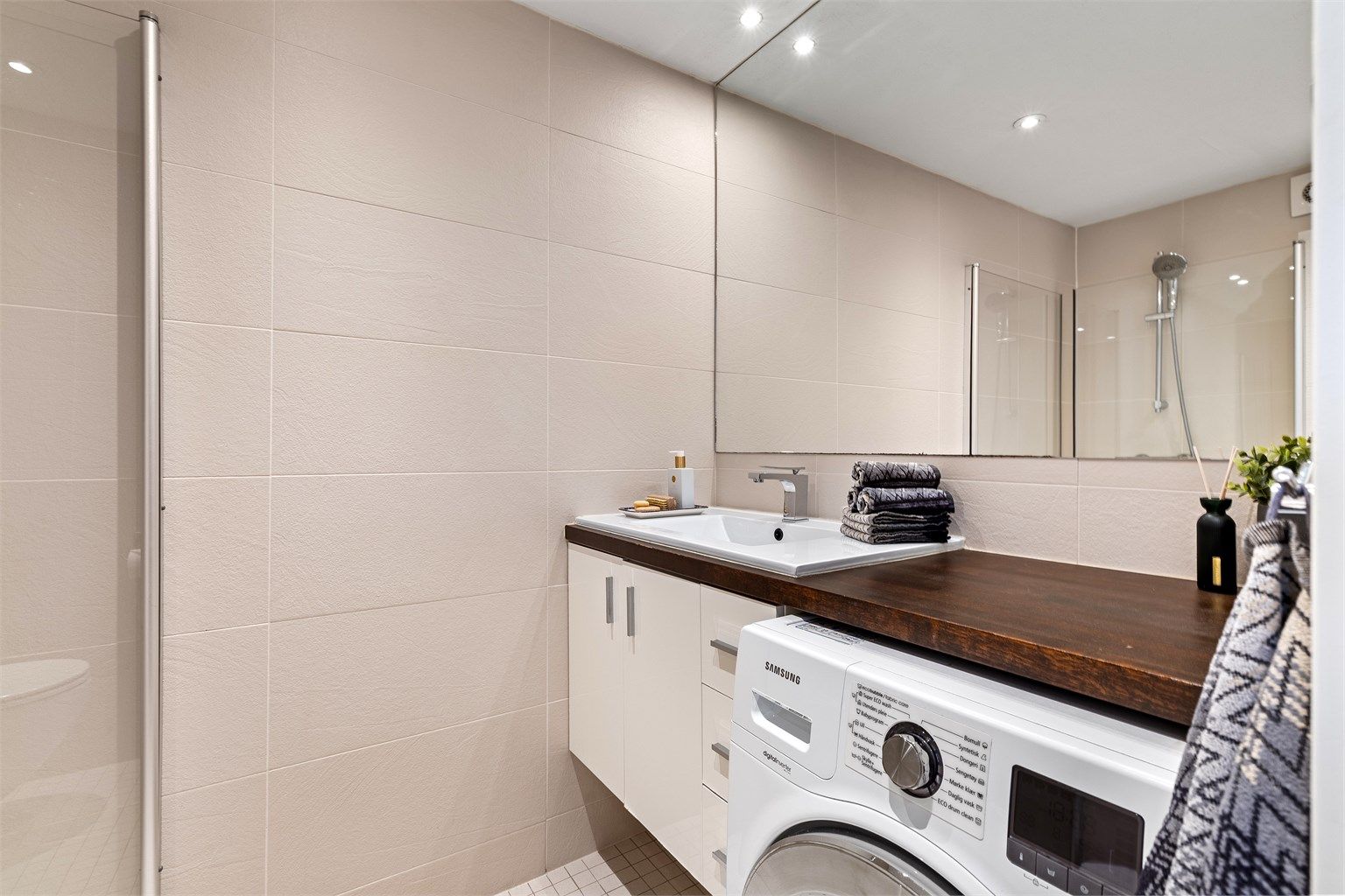 Her er det varmekabler i gulvet for god komfort, samt opplegg for vaskemaskin.