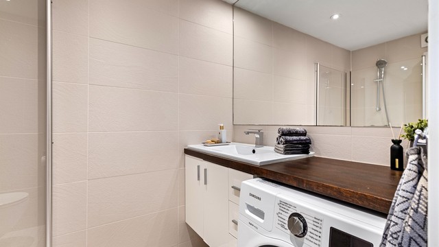 Her er det varmekabler i gulvet for god komfort, samt opplegg for vaskemaskin.