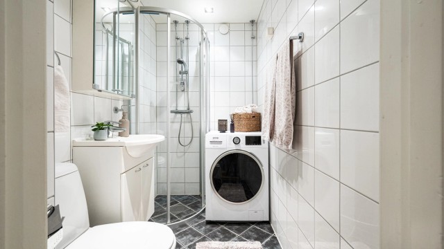 Badet er utstyrt med dusjhjørne, servantinnredning og har opplegg for vaskemaskin.