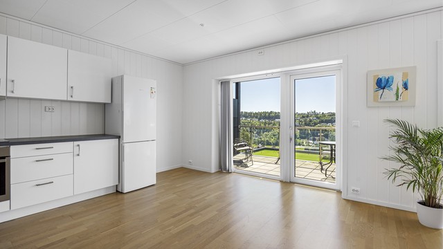 Fra stuen er det utgang til den overbygde balkongen.