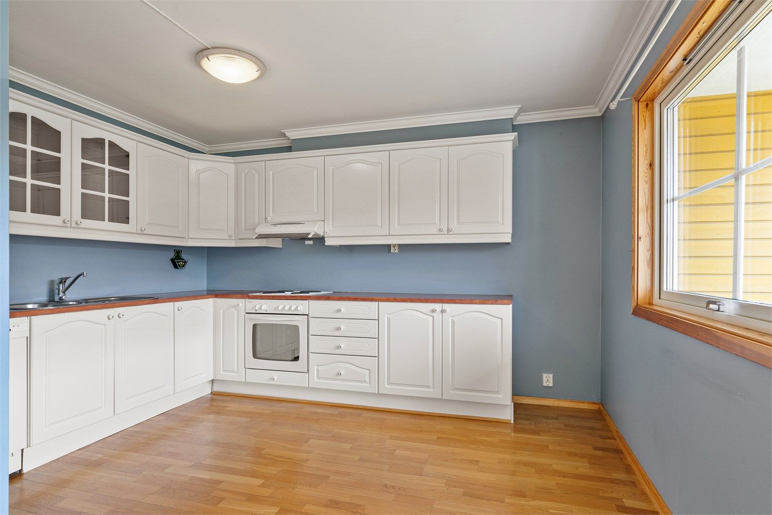 Lyst kjøkken med plass til et lite kjøkkenbord om ønskelig 