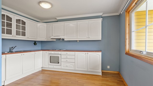 Lyst kjøkken med plass til et lite kjøkkenbord om ønskelig