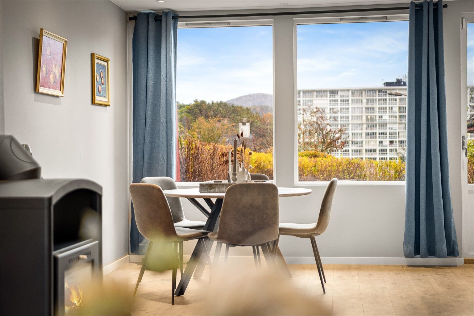 Spisestue med store vindusflater.