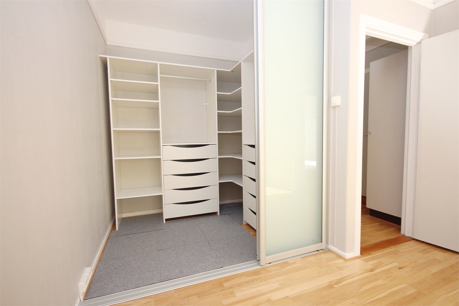 Praktisk walk-in closetkontor i stue.