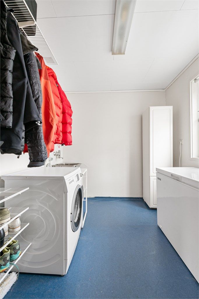 Praktisk vaskerom med skyllekar og opplegg for vaskemaskin.