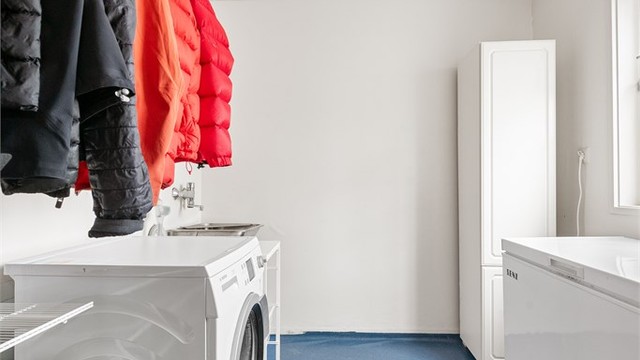 Praktisk vaskerom med skyllekar og opplegg for vaskemaskin.
