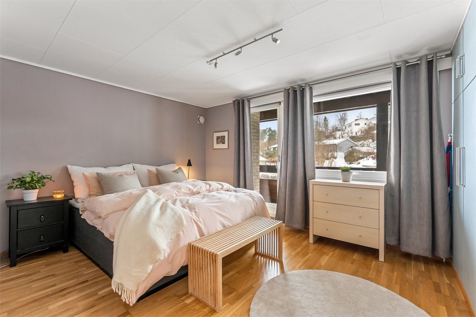 Hovedsoverommet har god plass og direkte utgang til en egen balkong på 11 m². Stor garderobe med god plass.