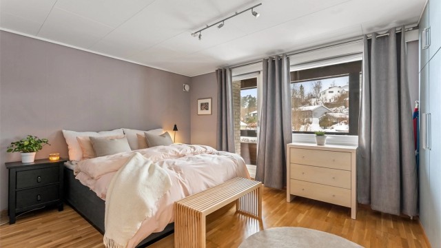 Hovedsoverommet har god plass og direkte utgang til en egen balkong på 11 m². Stor garderobe med god plass.