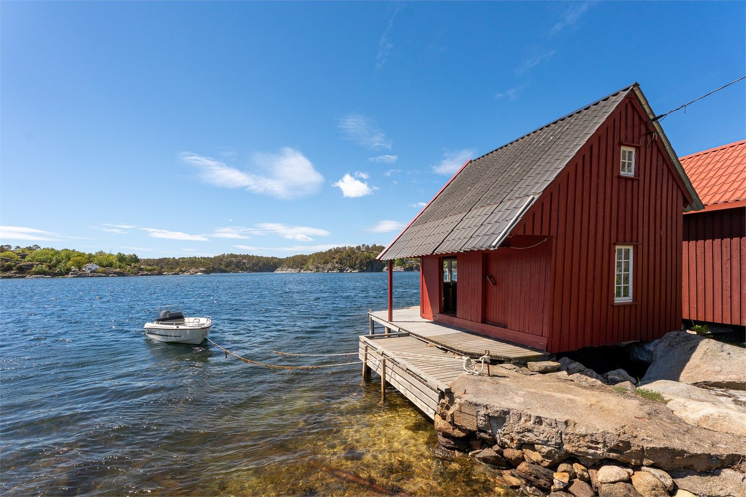 Tilhørende del av sjøbu og båtplass. Delen til høyre. 