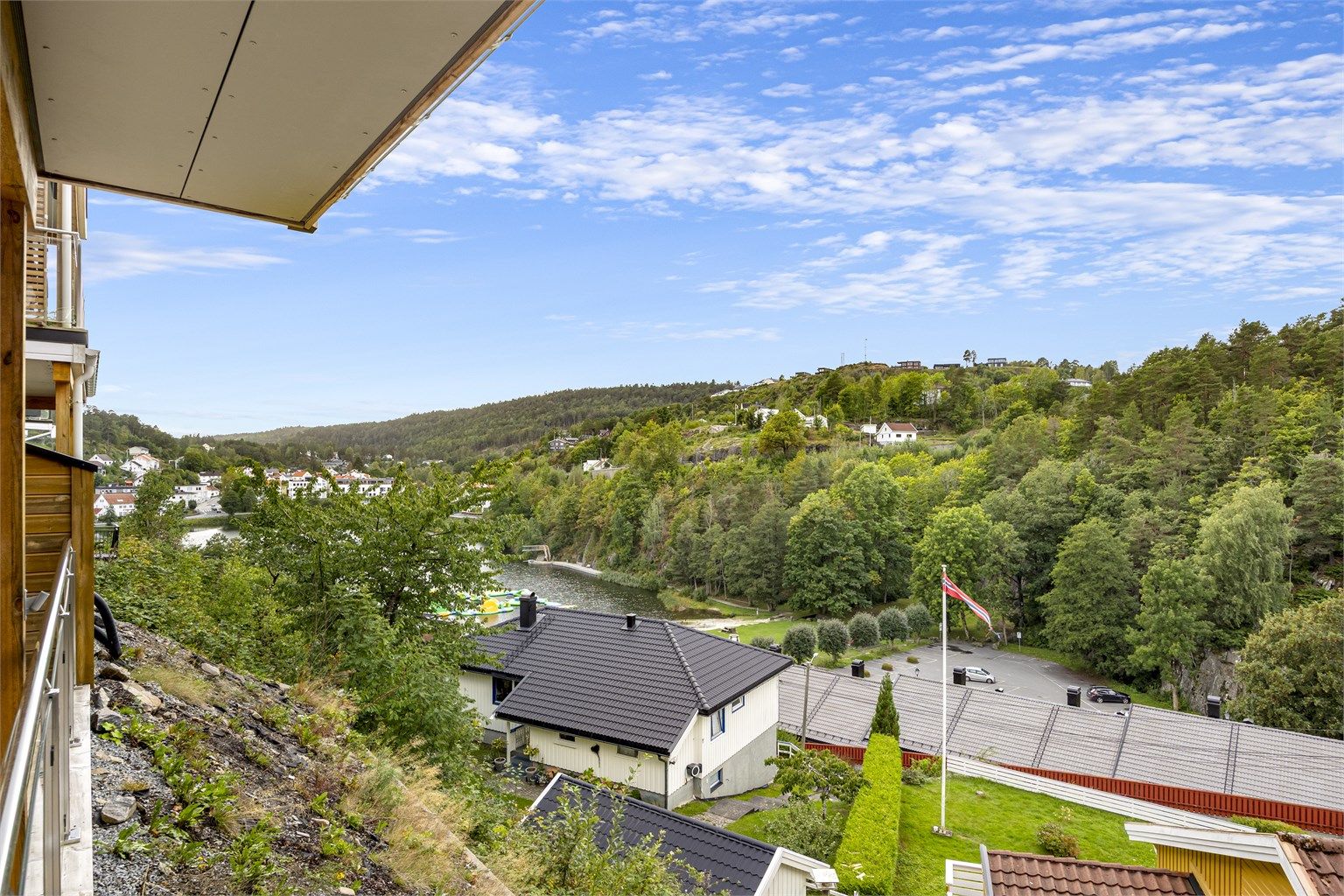 Luftig og fin utsikt mot Tjenna, hvor det er sandstrand og badepark i sesong. Man har også utsikt mot heia og sentrum, samt gangavstand til alle sentrumsfasilitetene! 