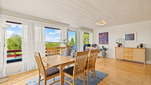 Stuen har god plass til langbord der man kan nyte utsikten gjennom de store vinduene.