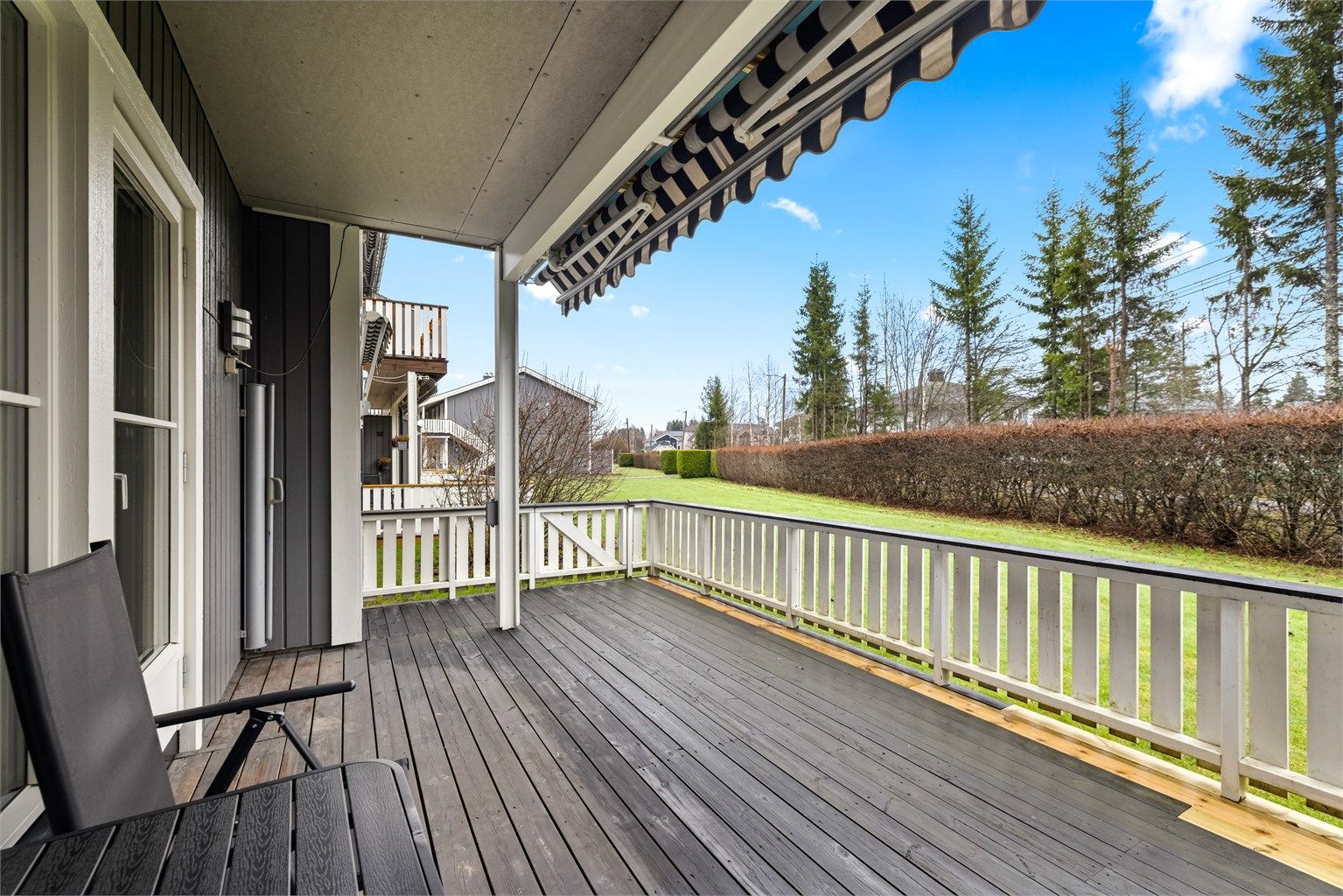 Den romslige markterrassen på 18 m² er delvis overbygget, og utvider stuen på varme dager.