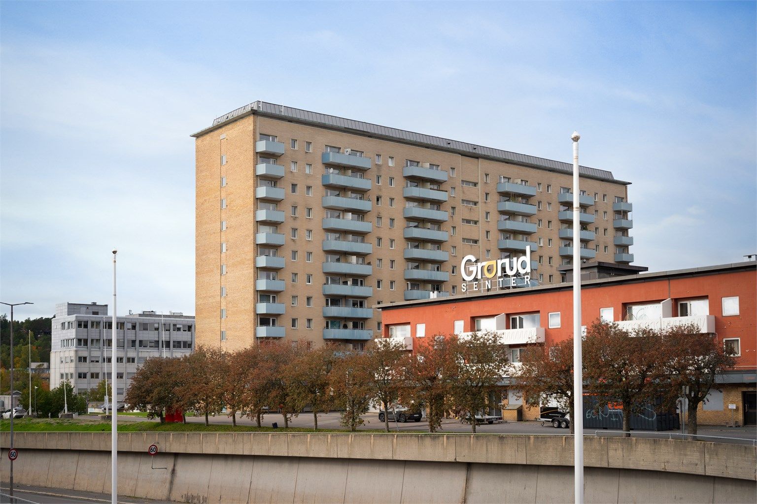 Grorud senter ligger rett ved bygget og har blant annet Meny, apotek, Vinmonopolet og flere kafeer. Hverdagsærendene gjør du i tøfler, og med T-banen like ved er du i Oslo sentrum på litt over 20 minutter.